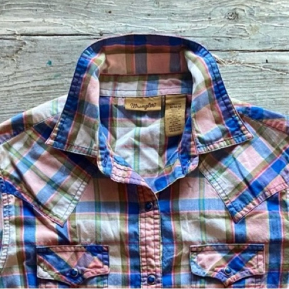 Women’s medium Wrangler, pearl snap button, fitted plaid shirt.